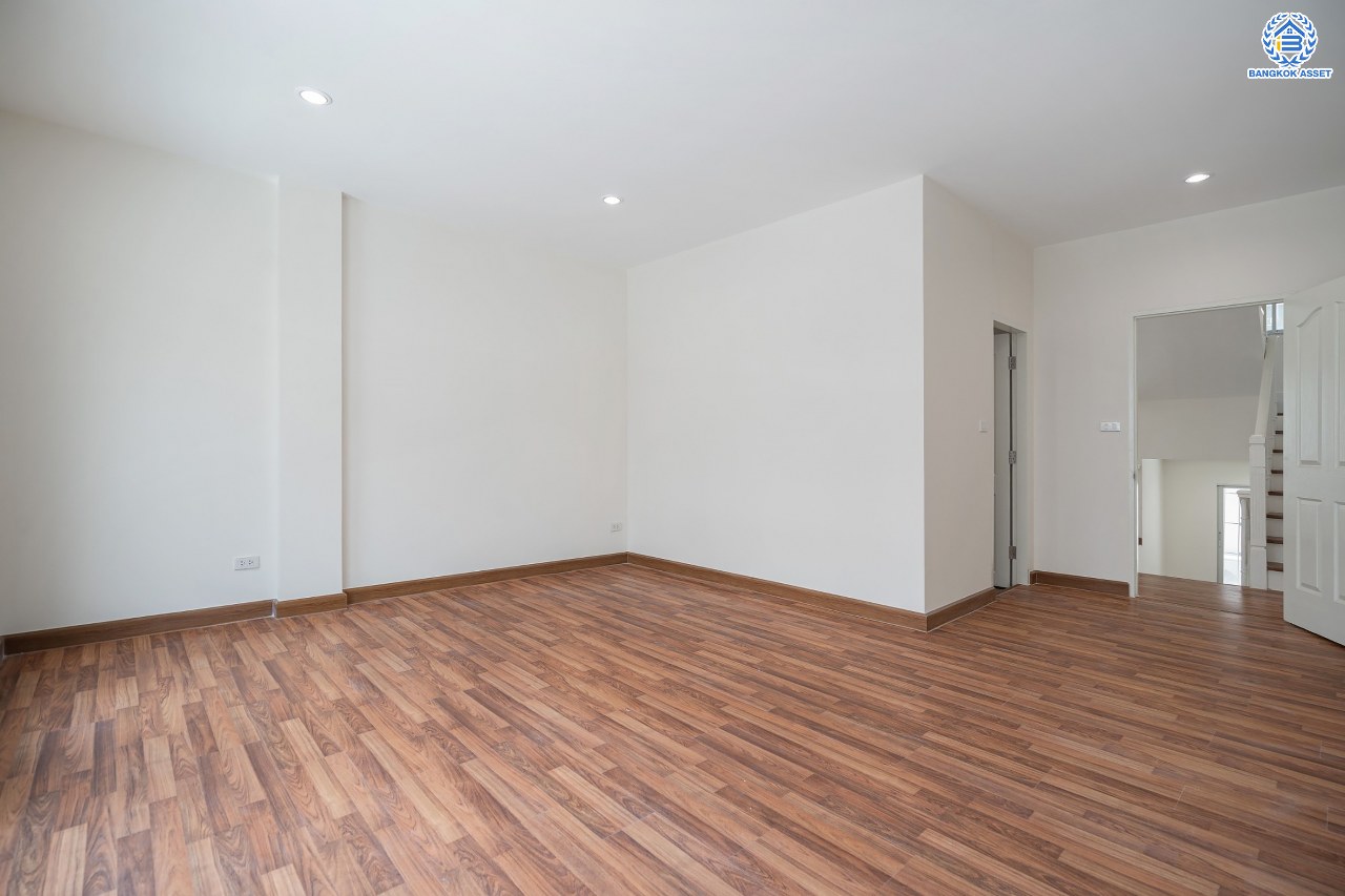 บ้านมือสองตกแต่งใหม่ โครงการ บ้านกลางเมืองสวิสทาวน์ เกษตร-นวมินทร์ แบรนด์ AP เนื้อที่ 20 ตร.ว. ฟังก์ชัน 3 ห้องนอน 3 ห้องน้ำ จอดรถได้ 2 คัน สภาพแวดล้อมเยี่ยม เชื่อมต่อ ถ.พหลโยธิน, ถ.เกษตร-นวมินทร์ ใกล้ ม.เกษตร, รถไฟฟ้าสายสีเขียว "สถานีมหาวิทยาลัยเกษตรศาสตร์" และทางด่วน "รามอินทรา-อาจณรงค์"